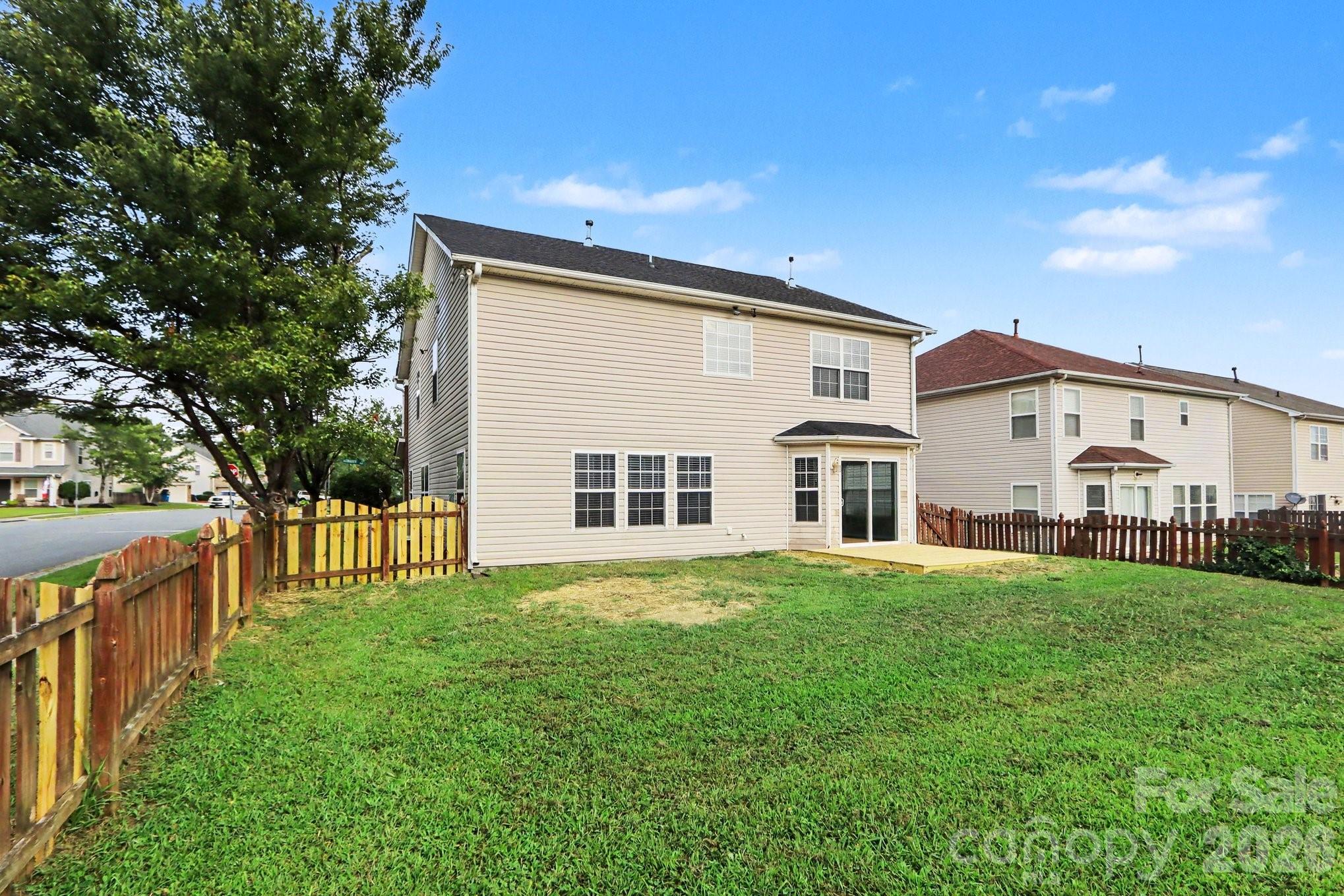 4022 Houldsworth Dr, Charlotte, NC 28213
