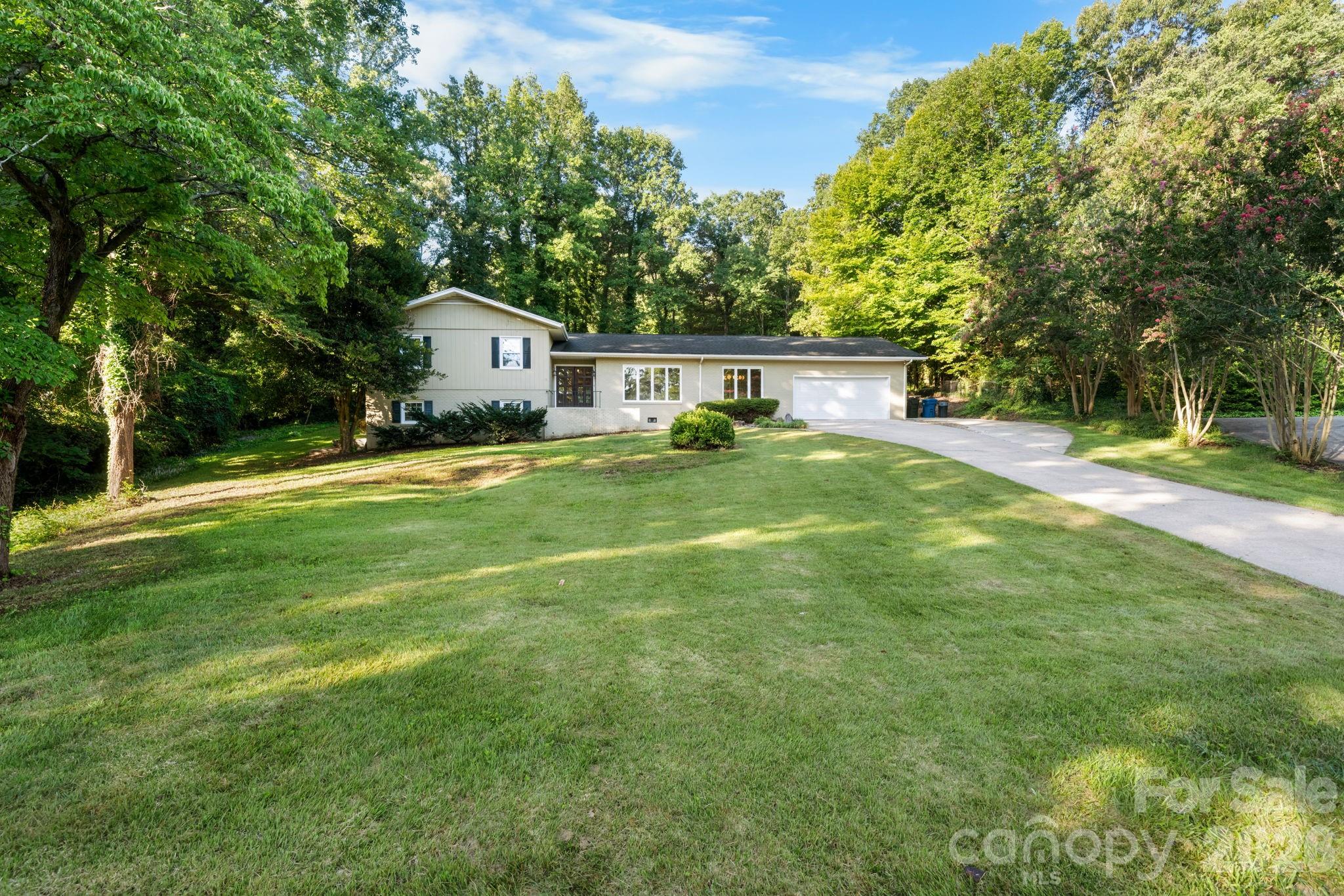 2015 12th Street Dr NW, Hickory, NC 28601