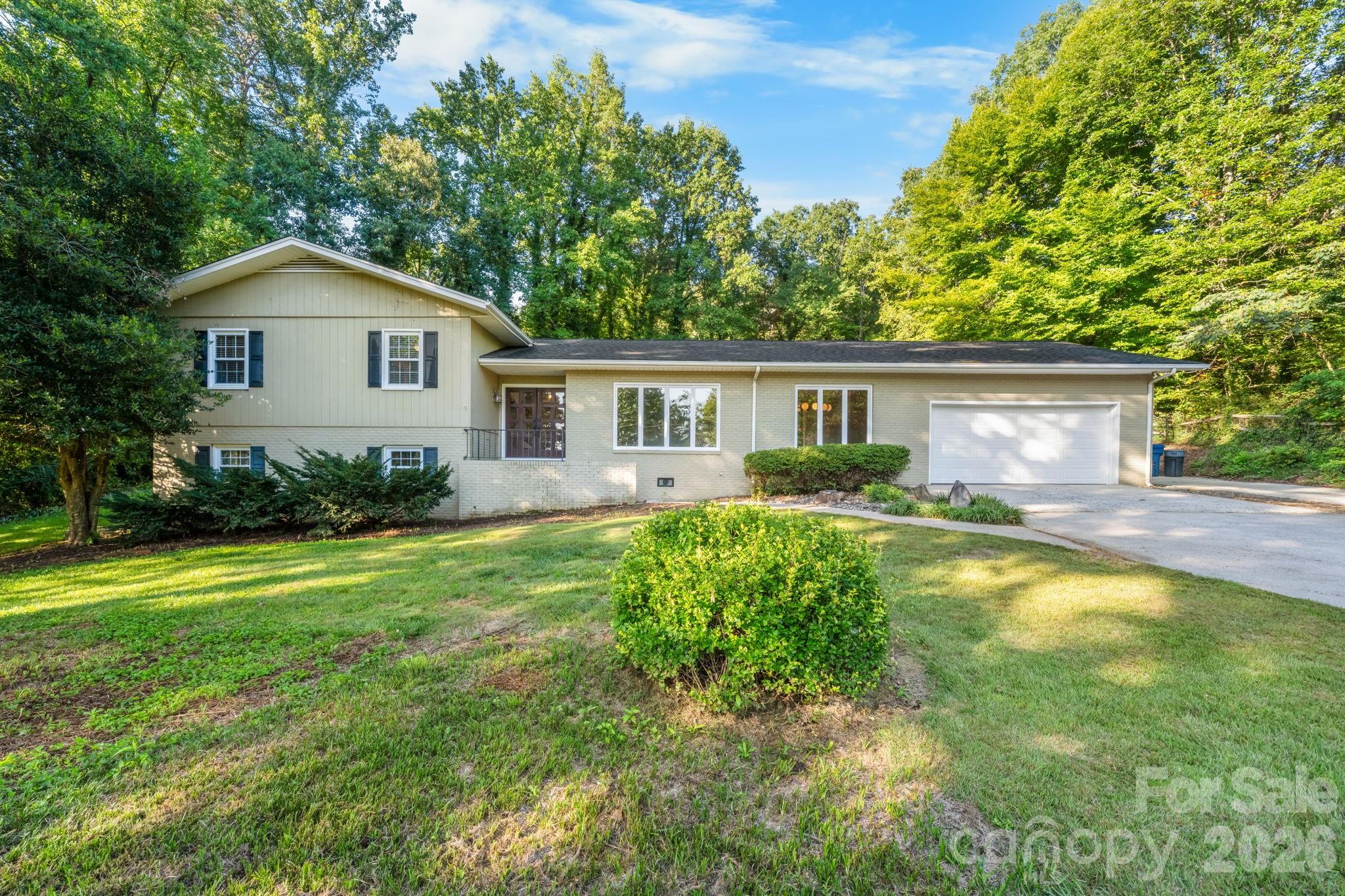 2015 12th Street Dr NW, Hickory, NC 28601