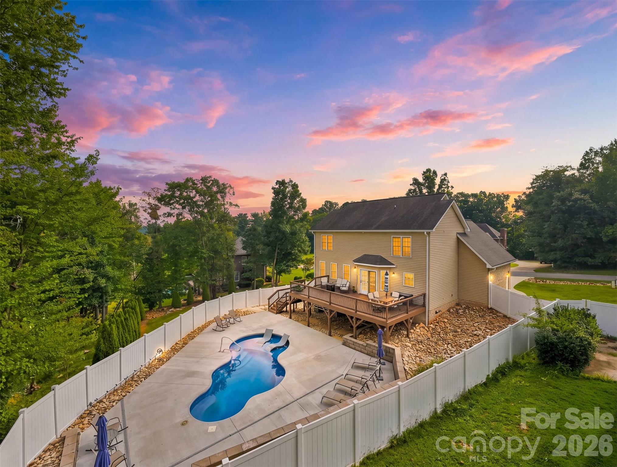 6011 Dockside Dr, Hickory, NC 28601
