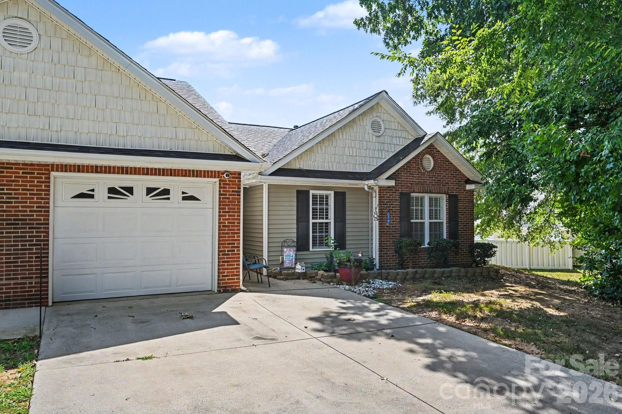 219 Edinburgh Ct, Mount Holly, NC 28120