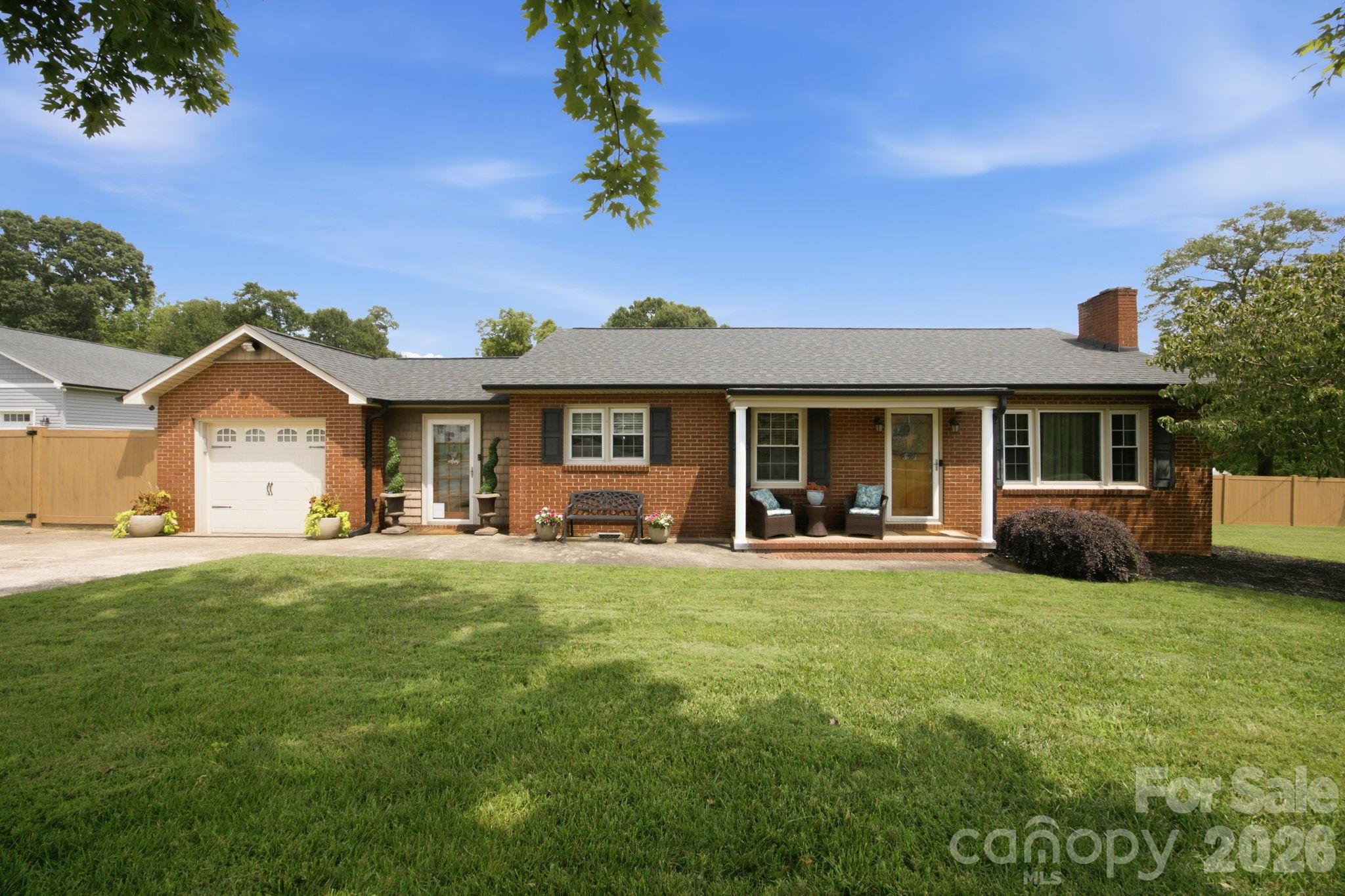 300 Eastwood Dr, Mount Holly, NC 28120