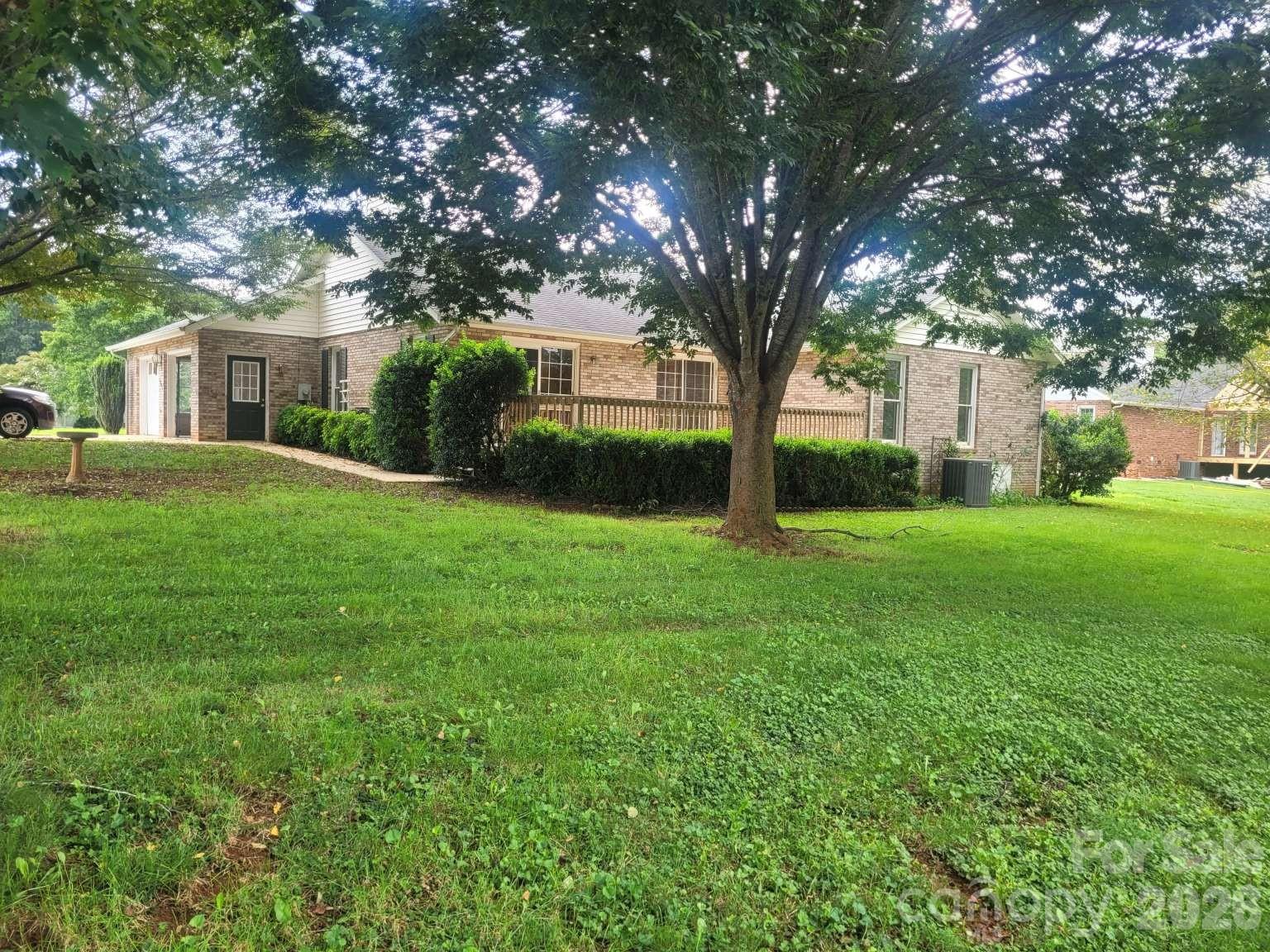 1275 Grady Ln, Hickory, NC 28602