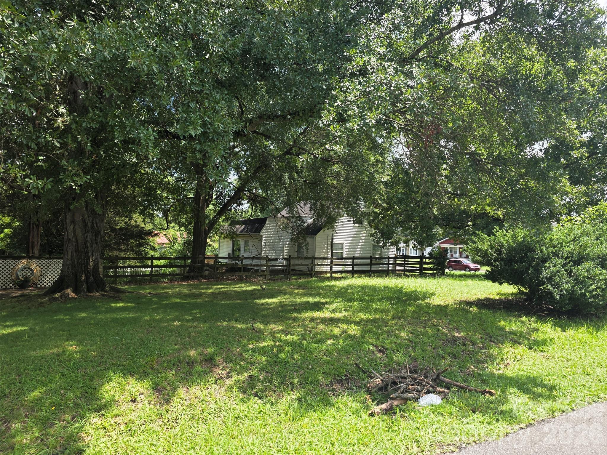 204 E Trade St, Dallas, NC 28034