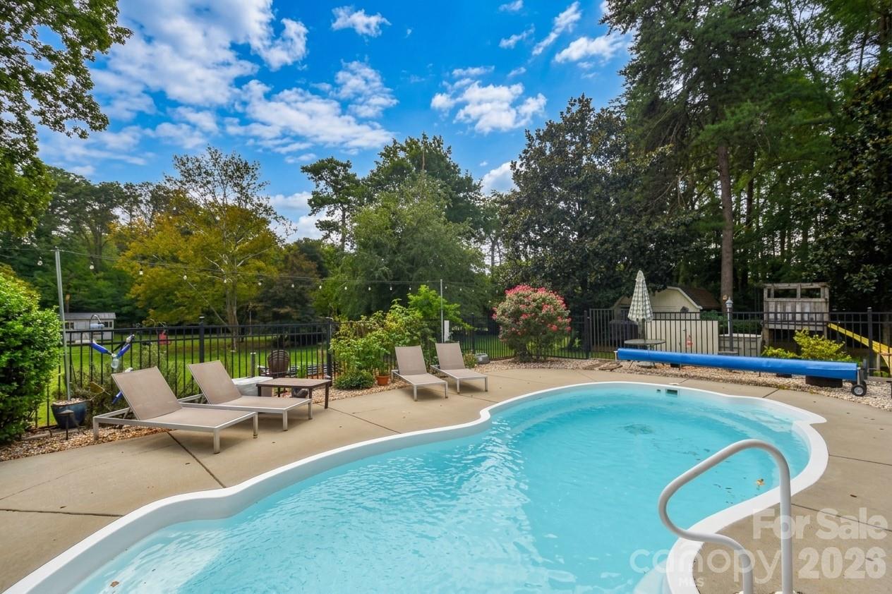 127 Fairway Dr, Mooresville, NC 28117