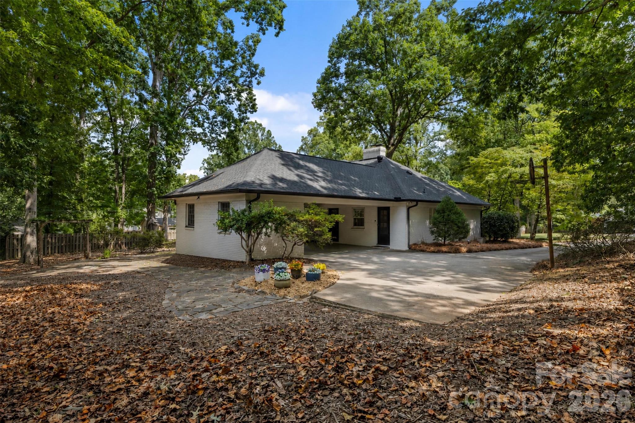 1009 Bearmore Dr, Charlotte, NC 28211