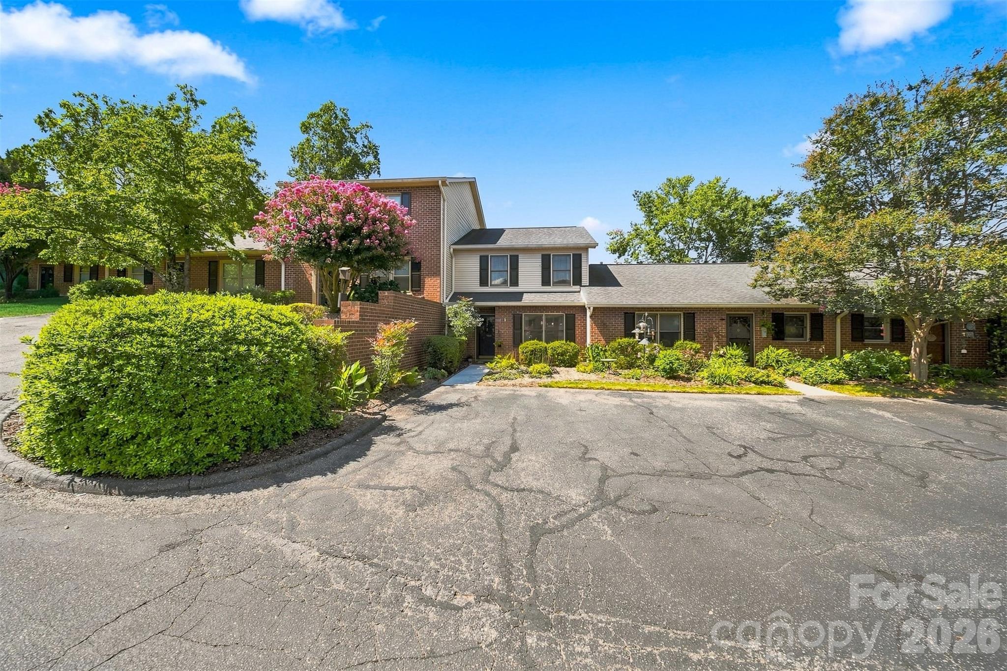 921 21st Ave NE, Hickory, NC 28601