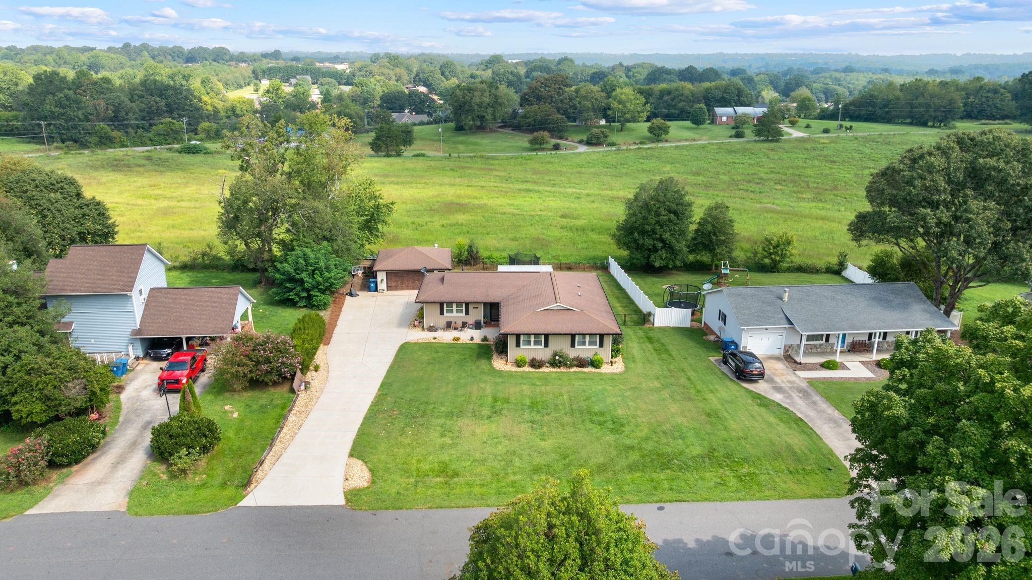 5000 Forest Ridge Dr, Hickory, NC 28602