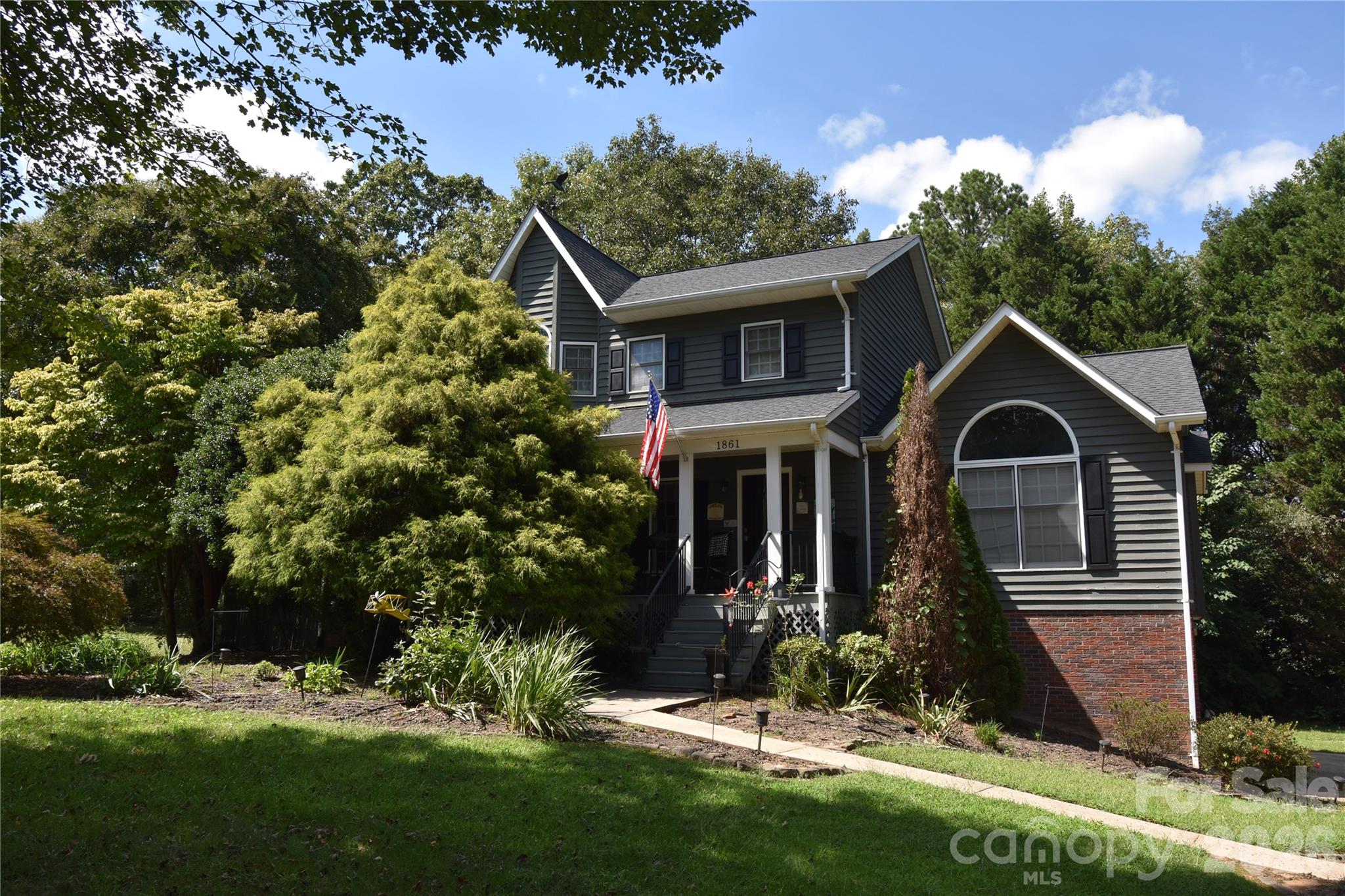 1861 Plaza Dr, Hickory, NC 28602