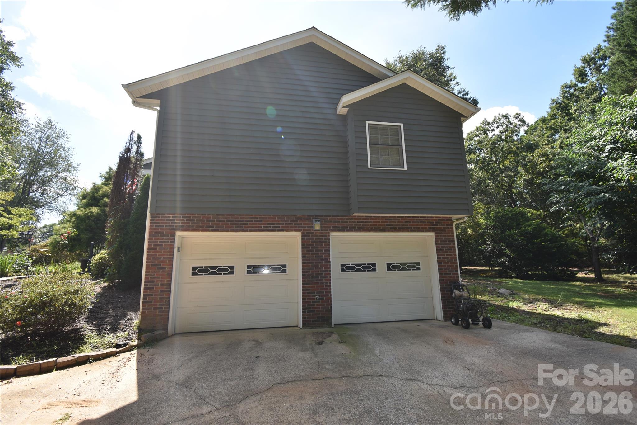 1861 Plaza Dr, Hickory, NC 28602
