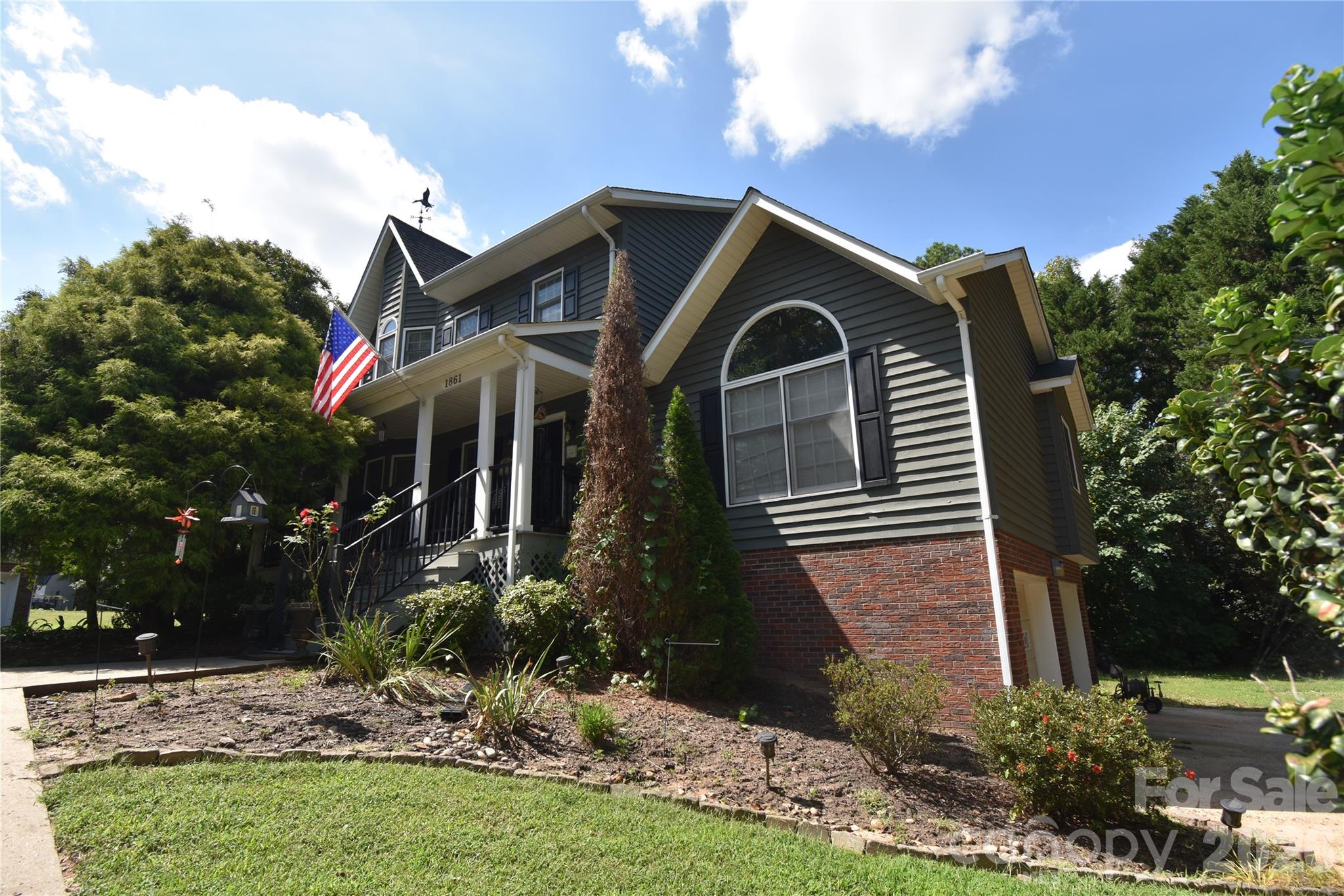 1861 Plaza Dr, Hickory, NC 28602