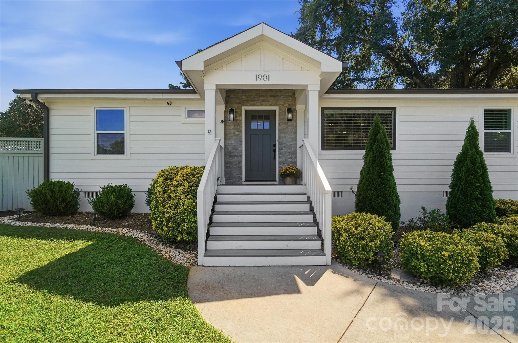 1901 Clearwood Ln, Charlotte, NC 28214