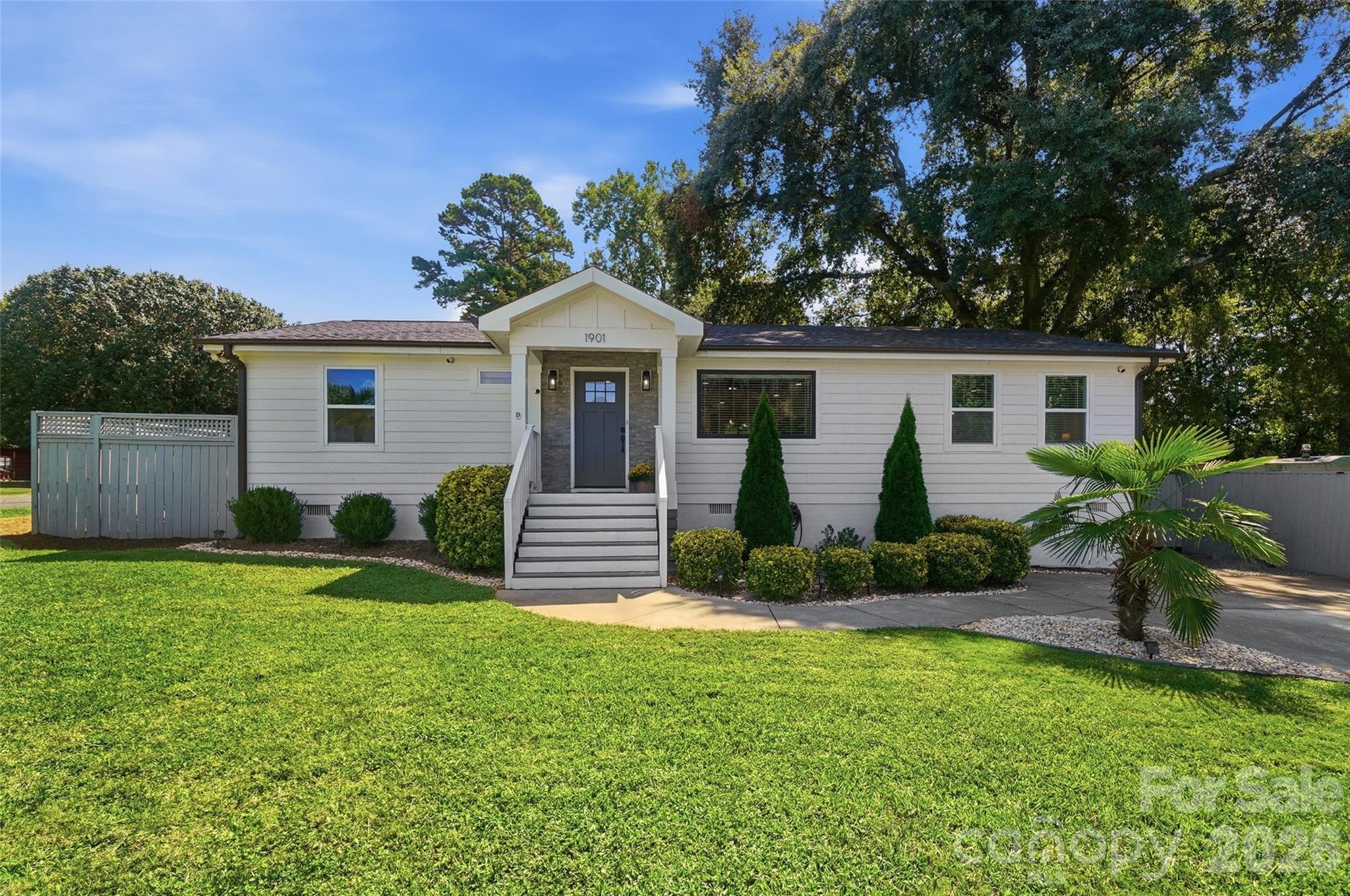 1901 Clearwood Ln, Charlotte, NC 28214
