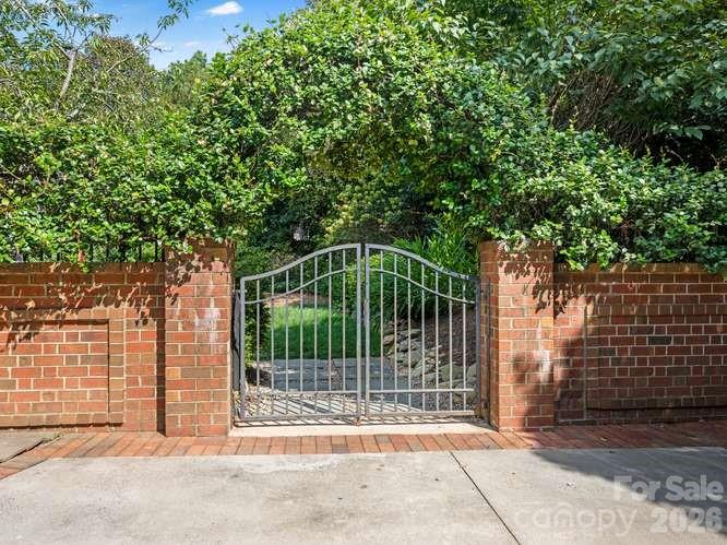 1811 Queens Rd W, Charlotte, NC 28207