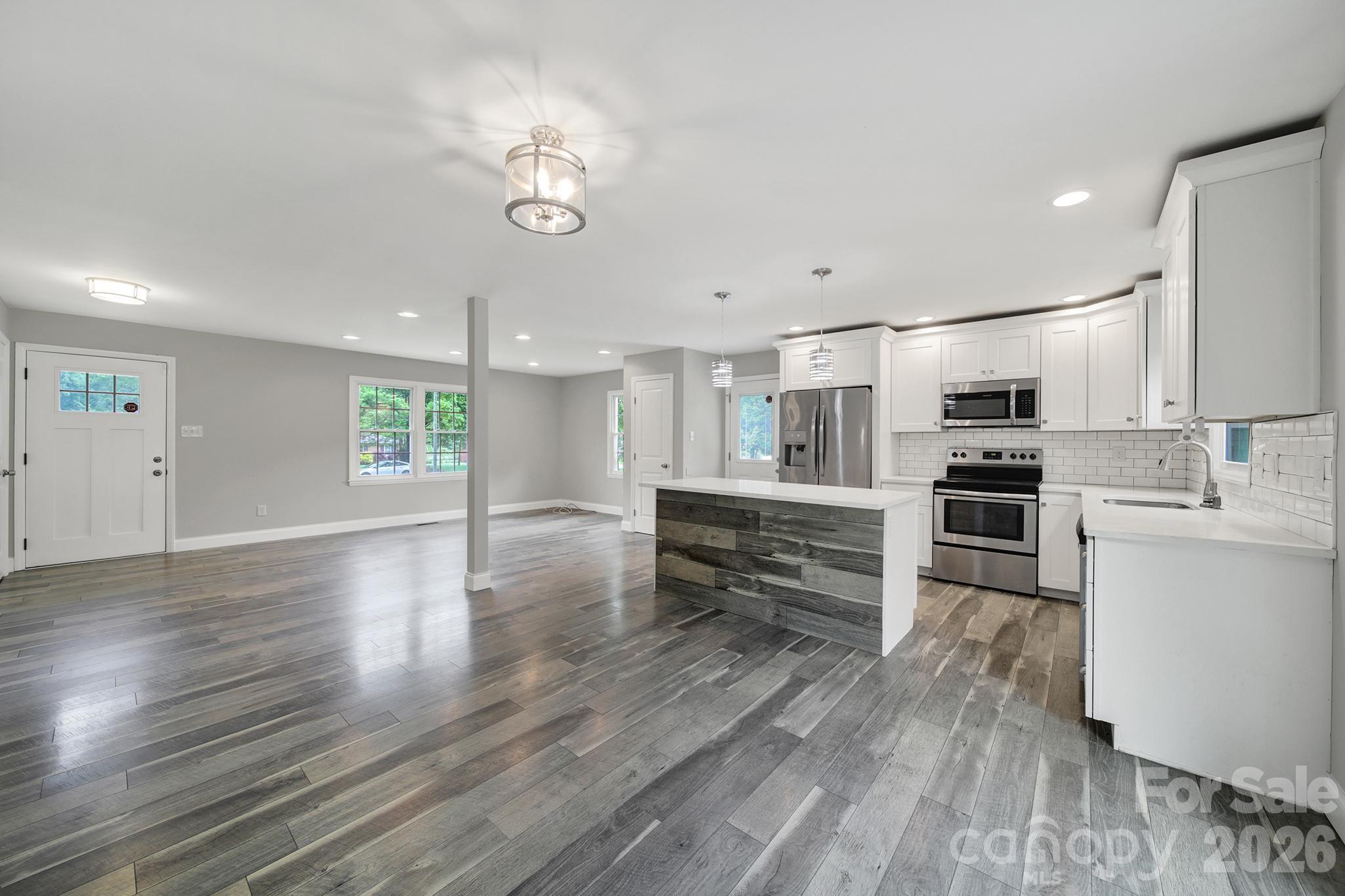 1200 Vickie Ln, Matthews, NC 28104