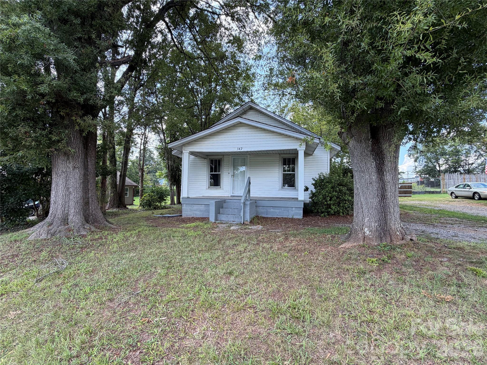 142 26th St SW, Hickory, NC 28602