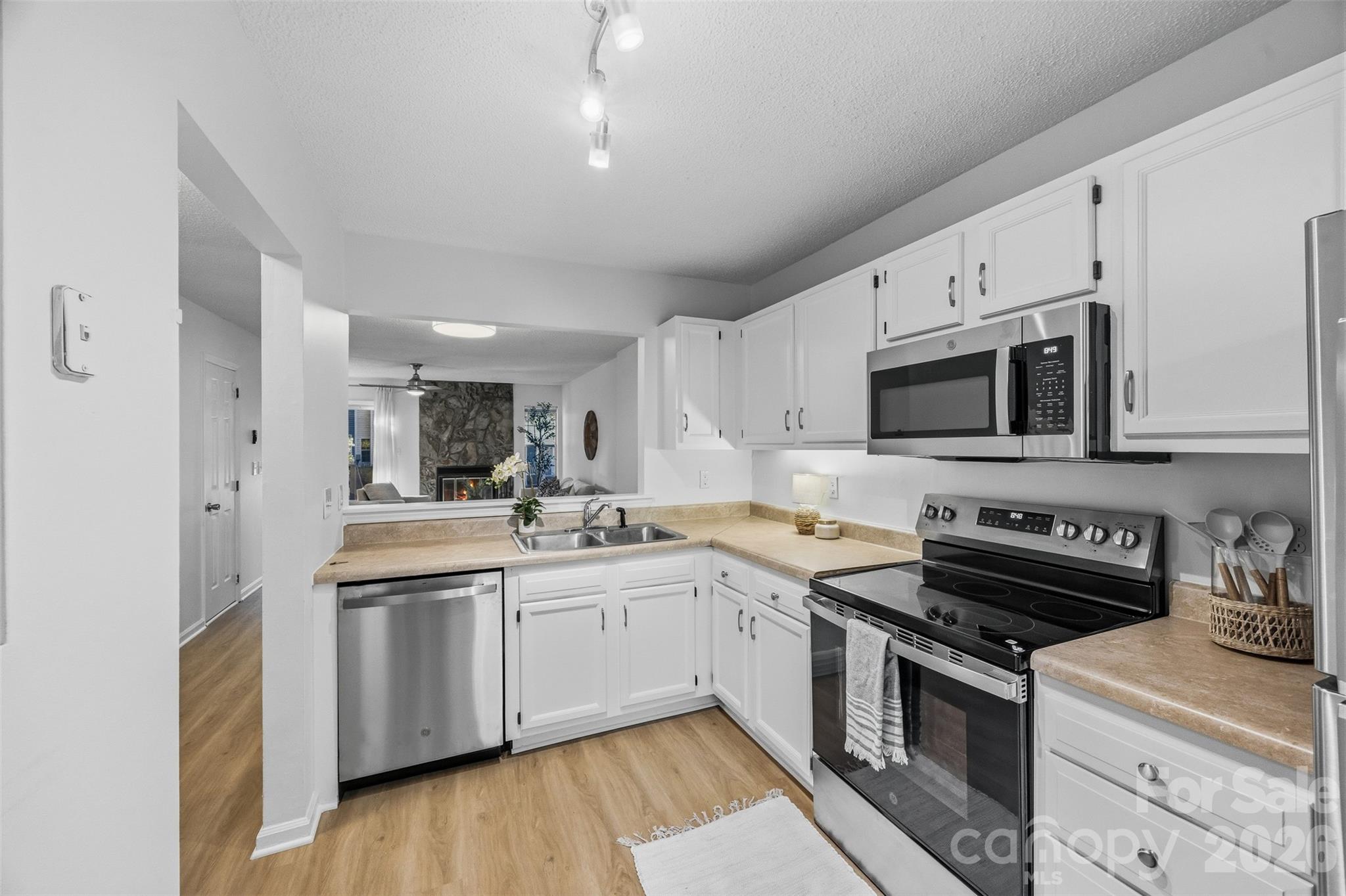 8112 Circle Tree Ln, Charlotte, NC 28277