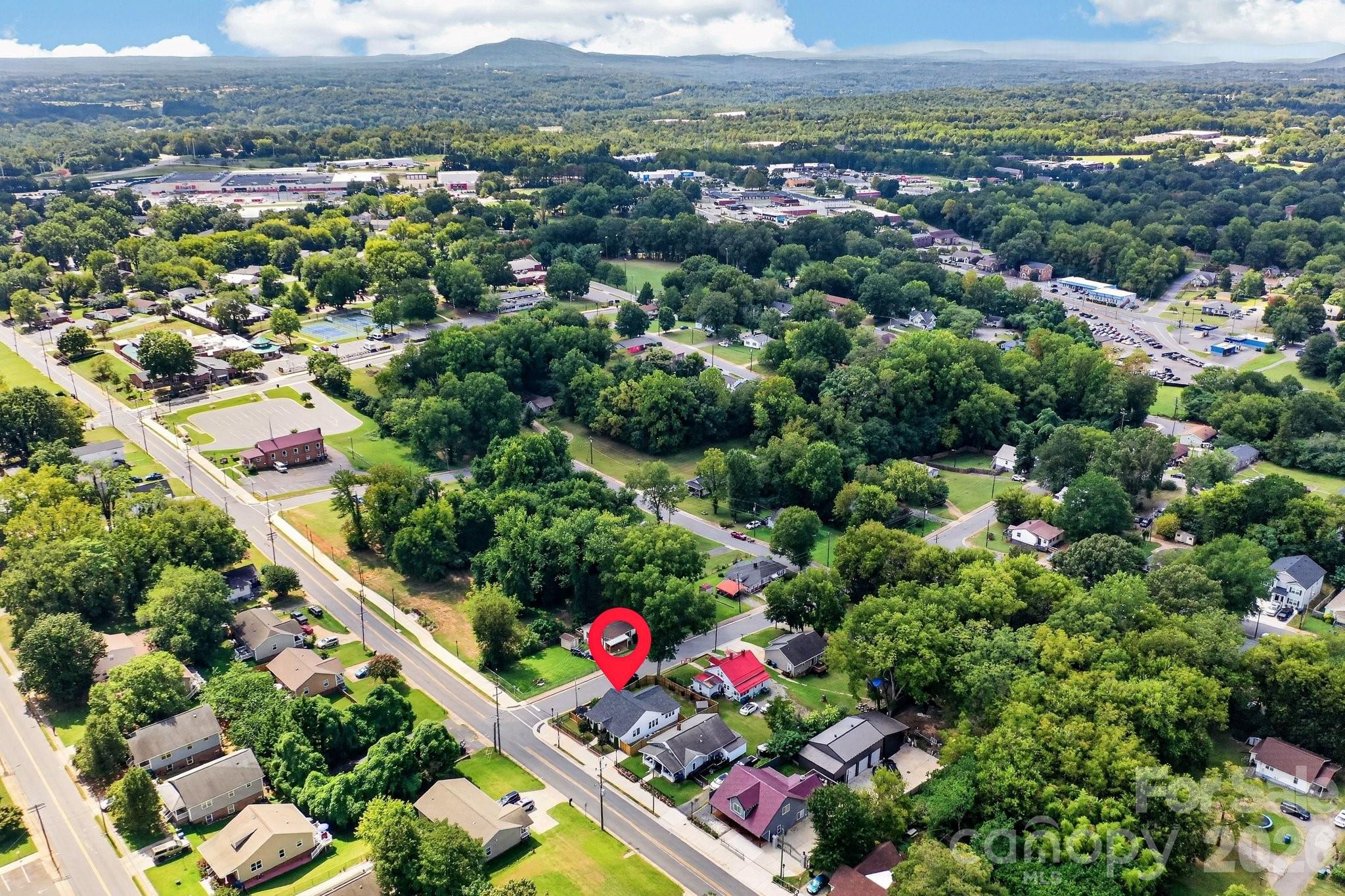 448 1st St SW, Hickory, NC 28602