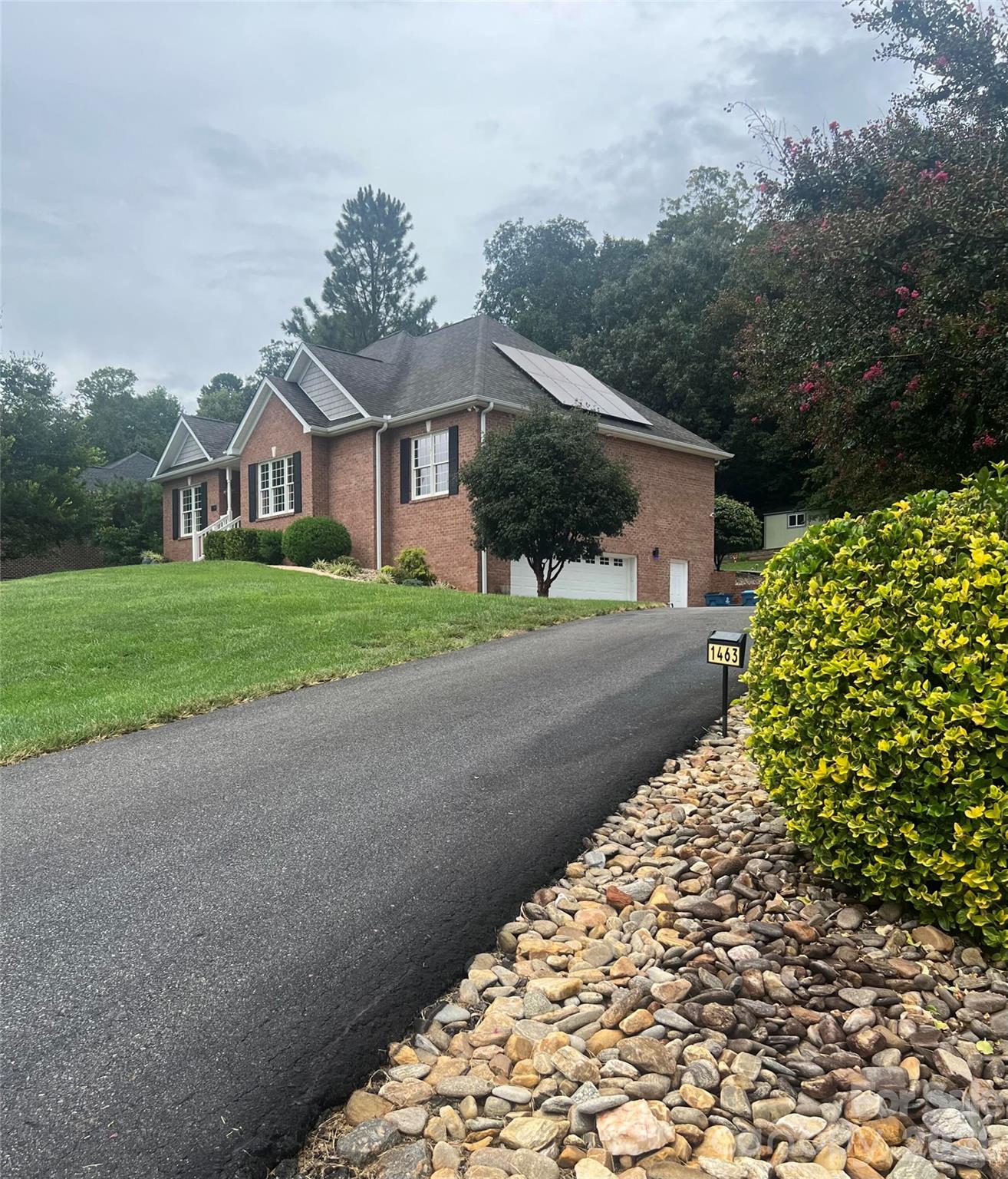 1463 Brookstone Dr, Hickory, NC 28602