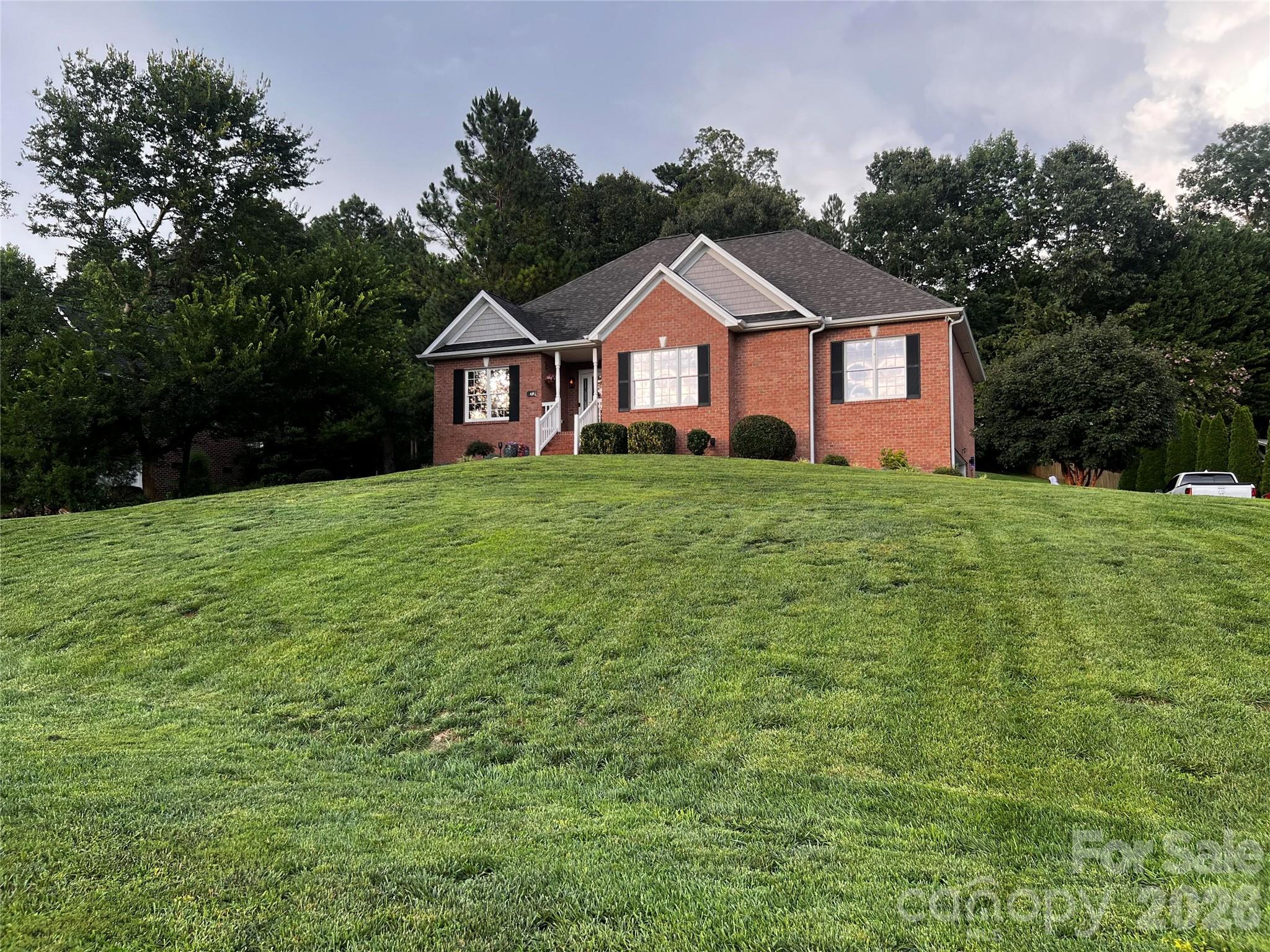 1463 Brookstone Dr, Hickory, NC 28602