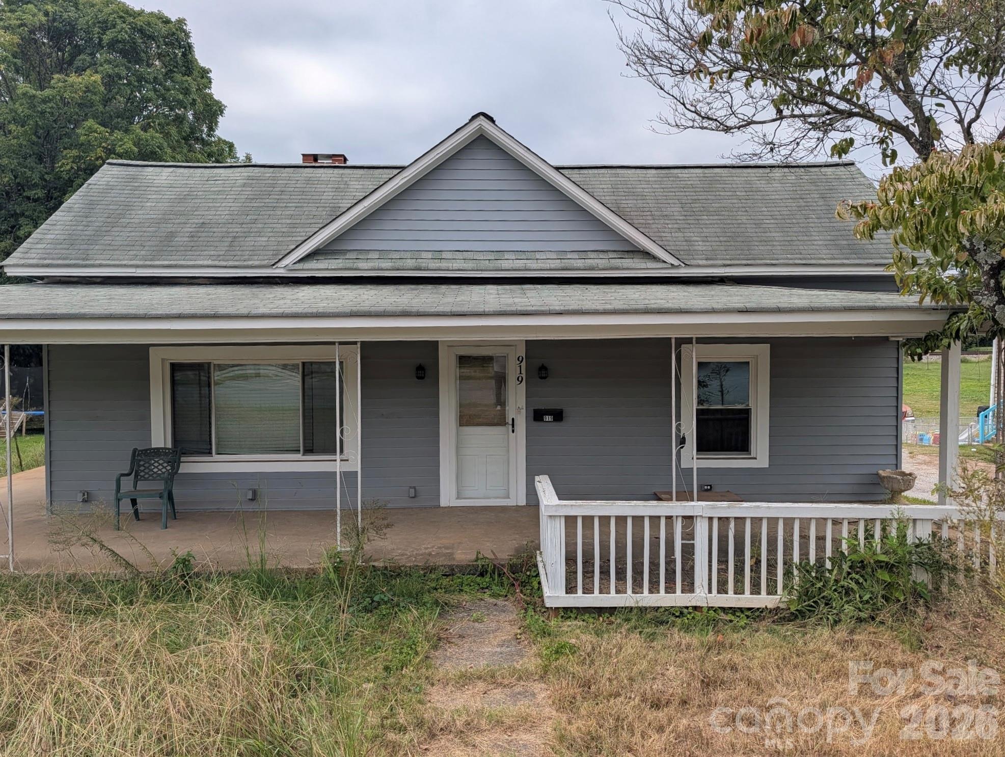 919 W 1st St, Lowell, NC 28098