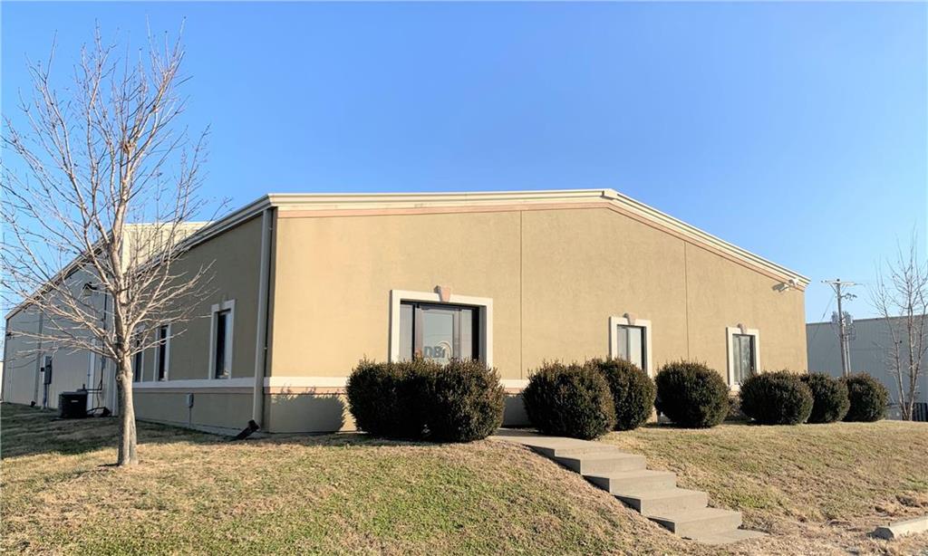 821 Woodsdale Rd, Elwood, KS 66024