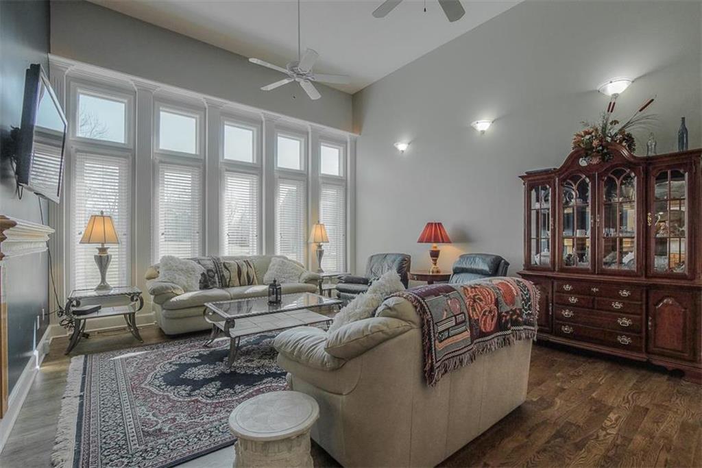 221 Chippewa Ln, Lake Winnebago, MO 64034