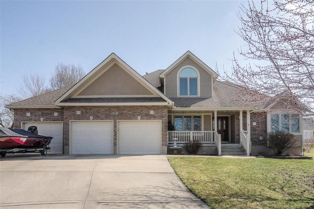 221 Chippewa Ln, Lake Winnebago, MO 64034