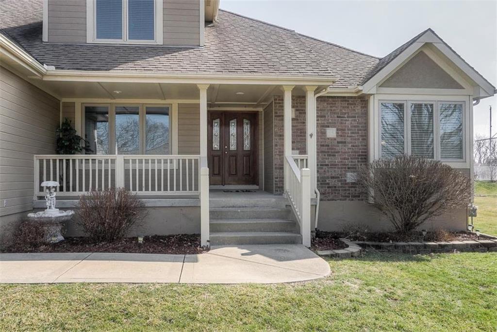 221 Chippewa Ln, Lake Winnebago, MO 64034