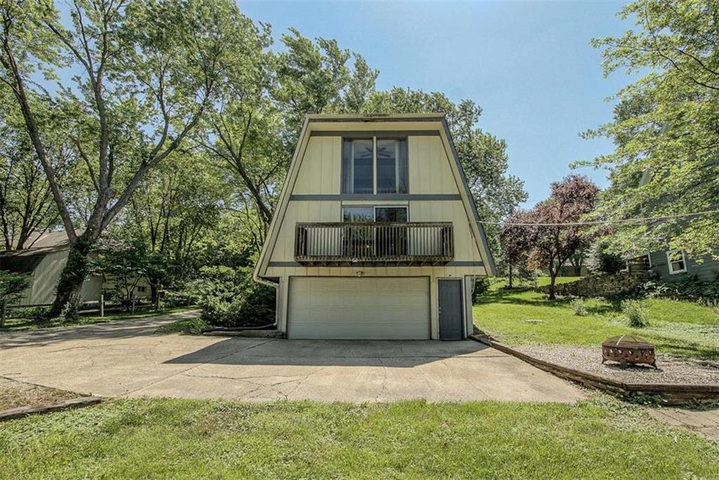 8904 Millstone Dr, Lenexa, KS 66220