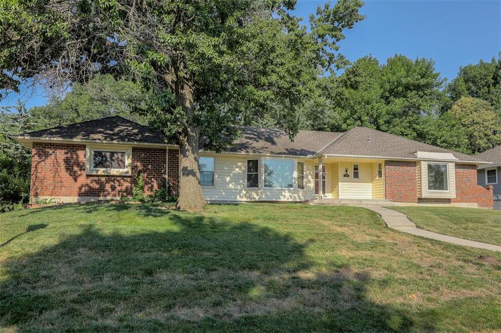 219 N Winnebago Dr, Lake Winnebago, MO 64034