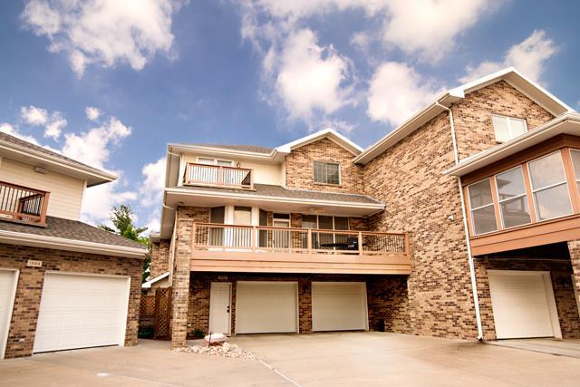 1506 Country Club Pl, Manhattan, KS 66502