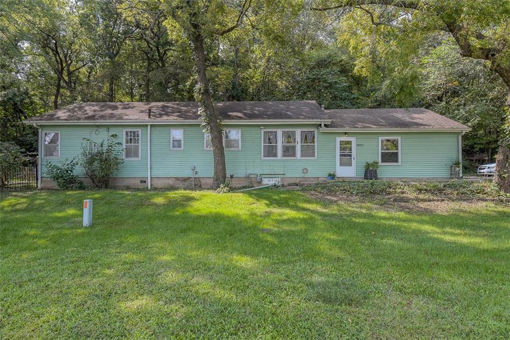 8920 Woodland Dr, Lenexa, KS 66220
