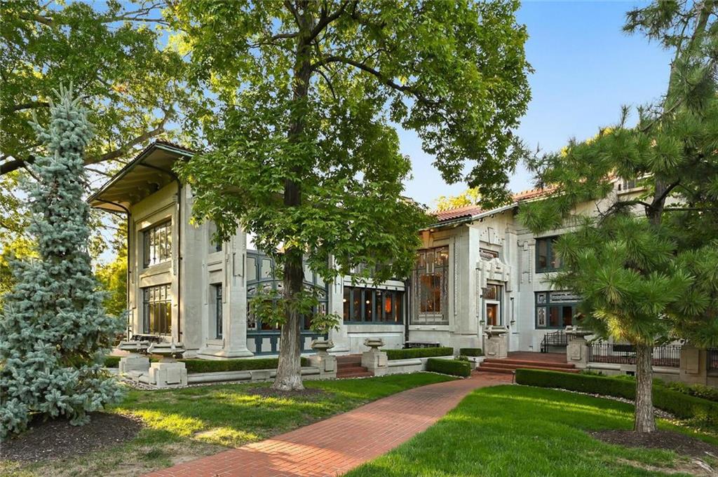 1200 W 55th St, Kansas City, MO 64113