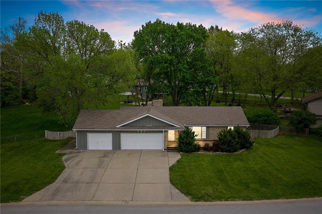 127 N Winnebago Dr, Lake Winnebago, MO 64034