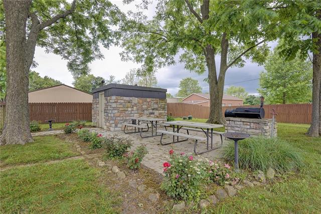 223 N Rechow Ave #J, Bolivar, MO 65613