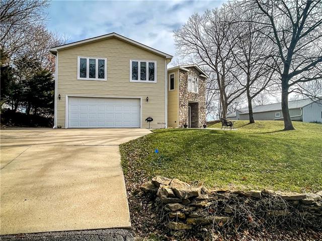 8243 Mike O Vince Rd, Ozawkie, KS 66070