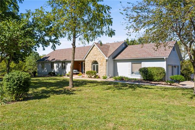 32332 W 97th Ter, De Soto, KS 66018