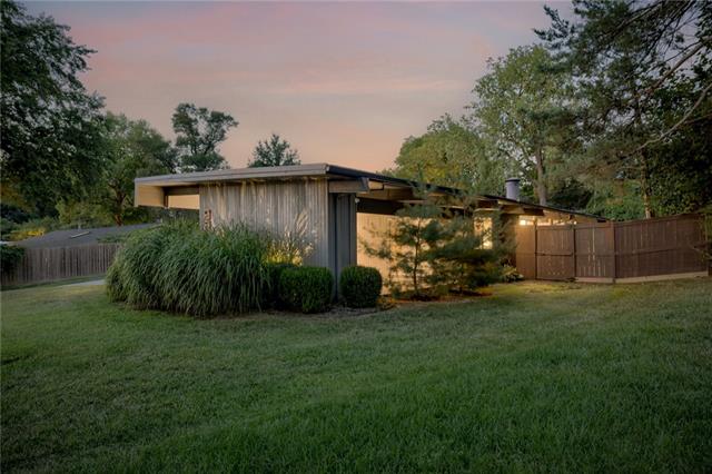 9835 Chadwick Dr, Overland Park, KS 66206