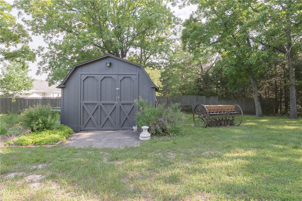 1100 S 130th St, Bonner Springs, KS 66012