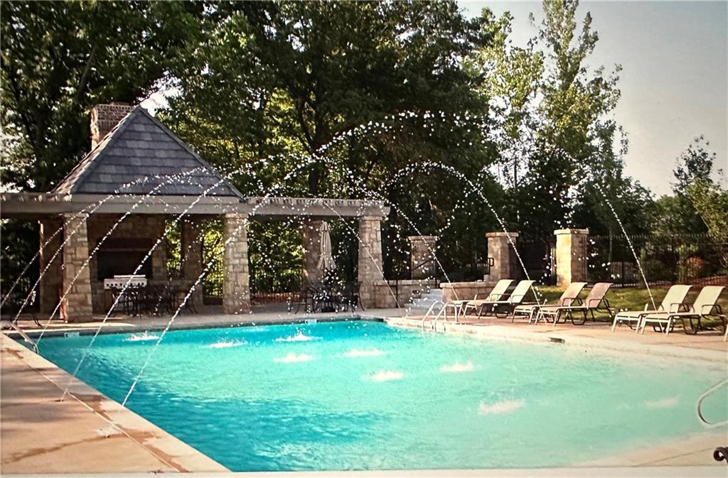 7905 N Shoal Creek Valley Dr, Kansas City, MO 64157