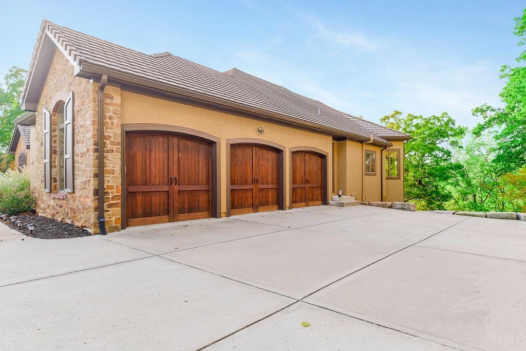 6446 N National Dr, Parkville, MO 64152