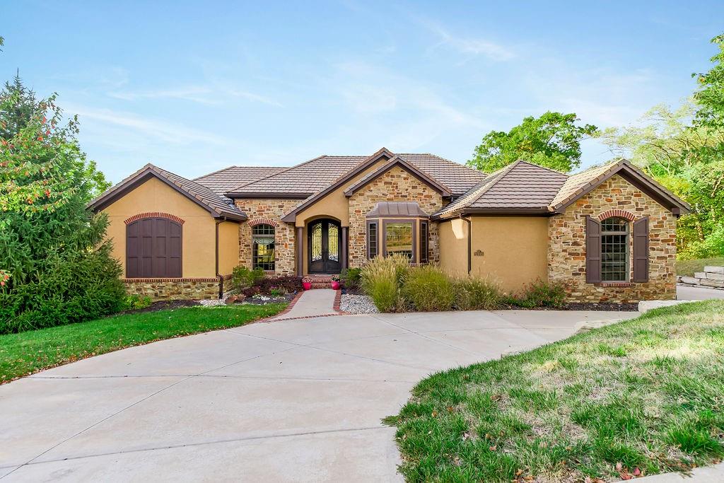 6446 N National Dr, Parkville, MO 64152