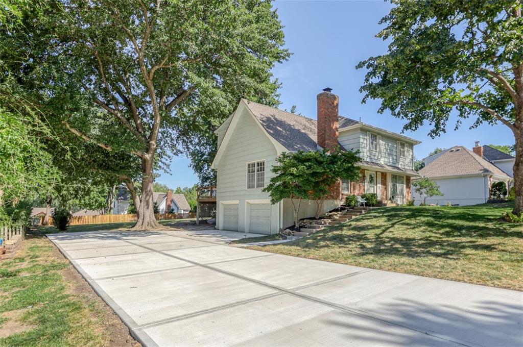 110 Cayuga Ln, Lake Winnebago, MO 64034