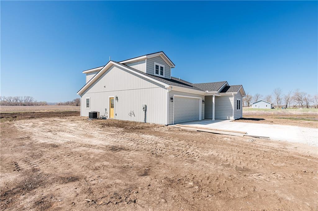 12427 17th St, Perry, KS 66073