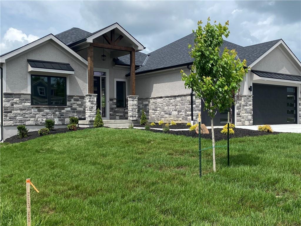 102 Grand Prairie Cir, Lake Winnebago, MO 64034