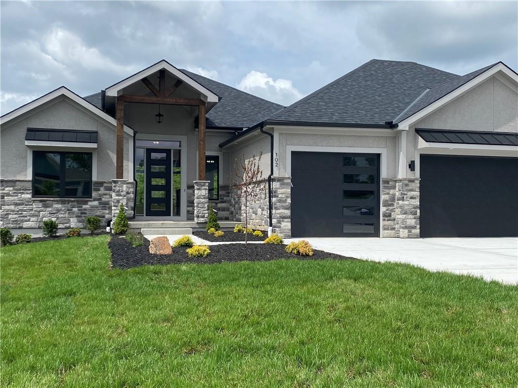 102 Grand Prairie Cir, Lake Winnebago, MO 64034