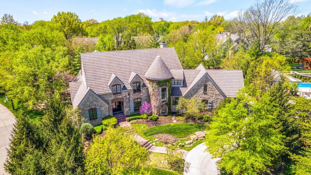 4215 W 113th St, Leawood, KS 66211