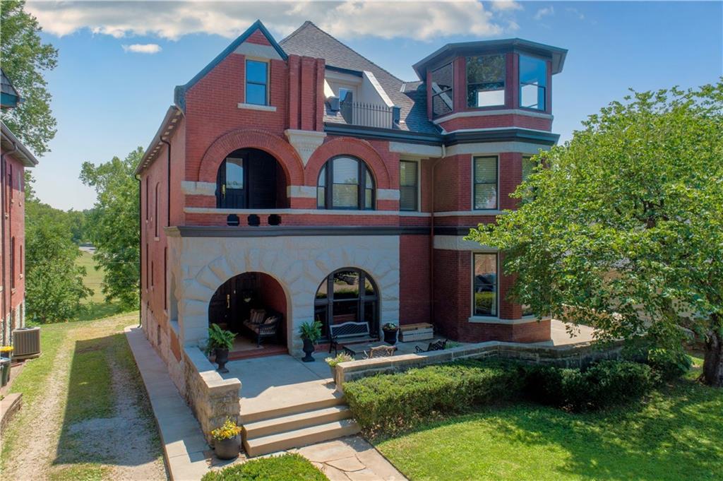 1833 Pendleton Ave, Kansas City, MO 64124