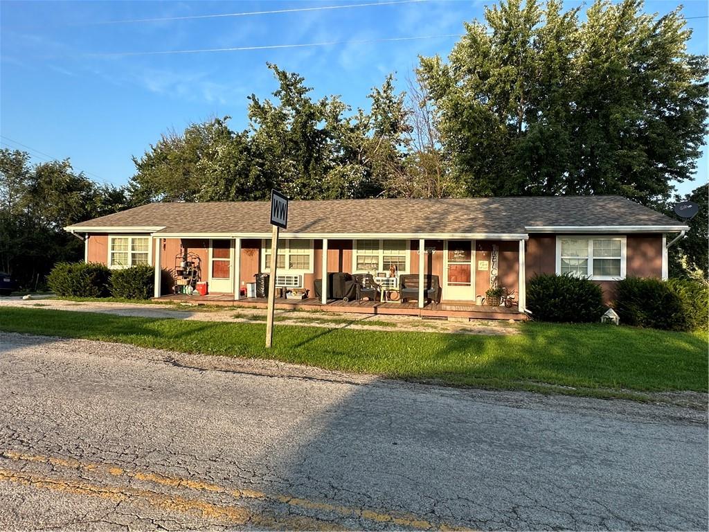 401 E 1st St, Barnard, MO 64423